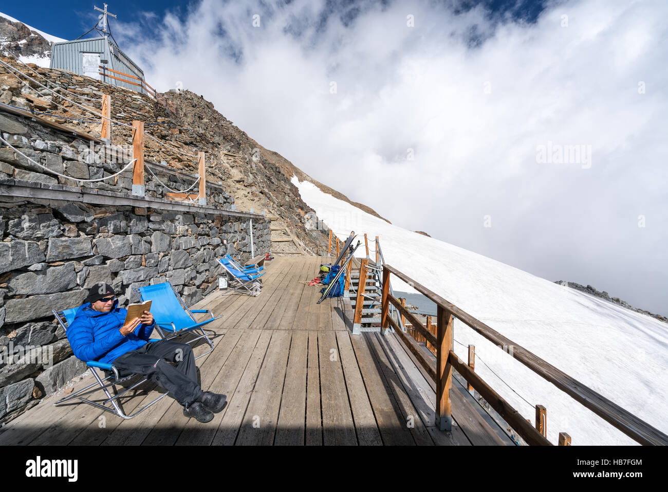 In un momento di relax a Gnifetti Rifugio Monte Rosa imponenti montagne, Alpi, Italia, Europa, UE Foto Stock