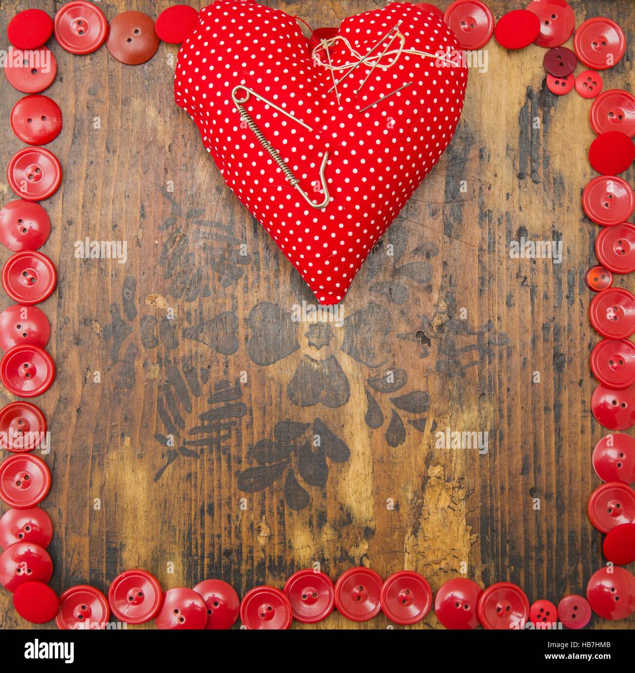 Cuore Cuscino sagomato su sfondo bianco - area di testo. Foto Stock