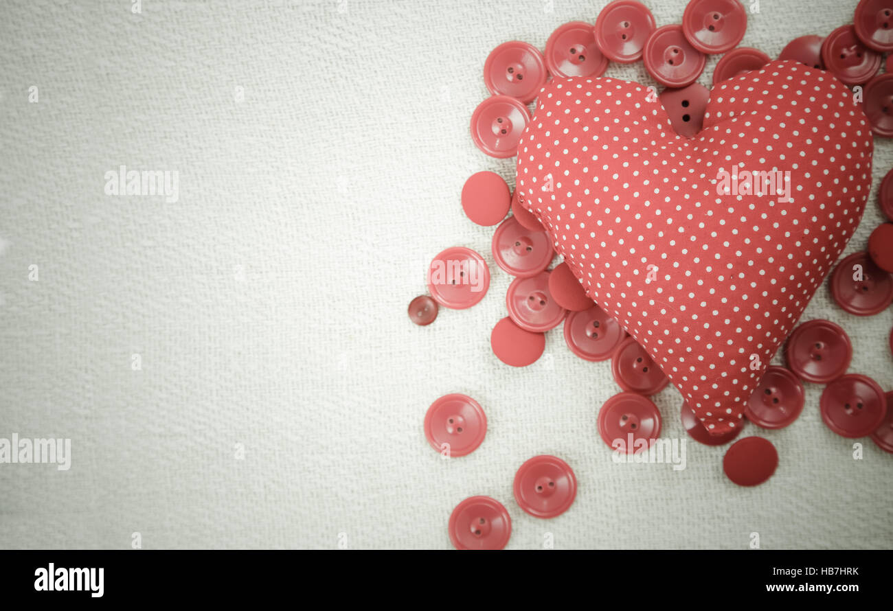 Cuore cucito con pulsanti rossi e copia area di spazio. Foto Stock