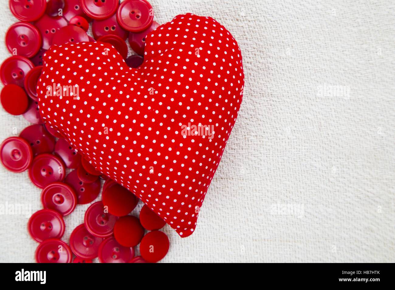 Cuore rosso Cuscino sagomato testo mancante nella copia di spazio. Foto Stock