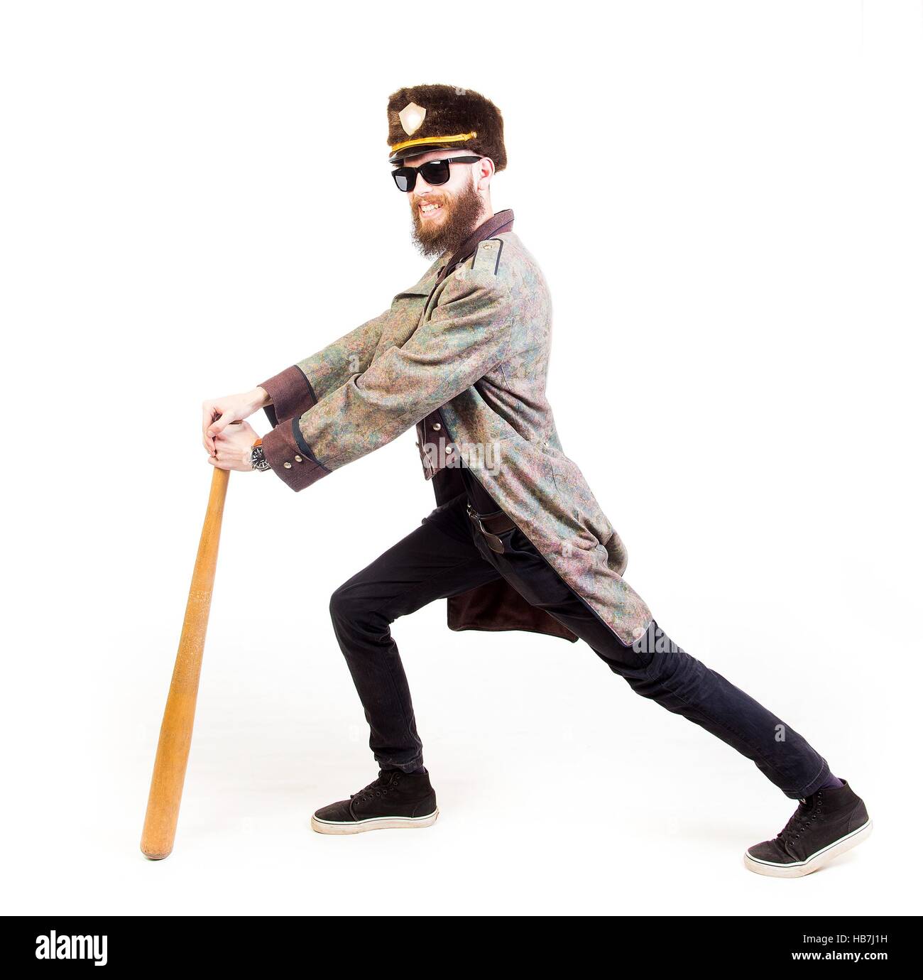 Funny Man vestito stranamente tenendo un bat. Foto Stock