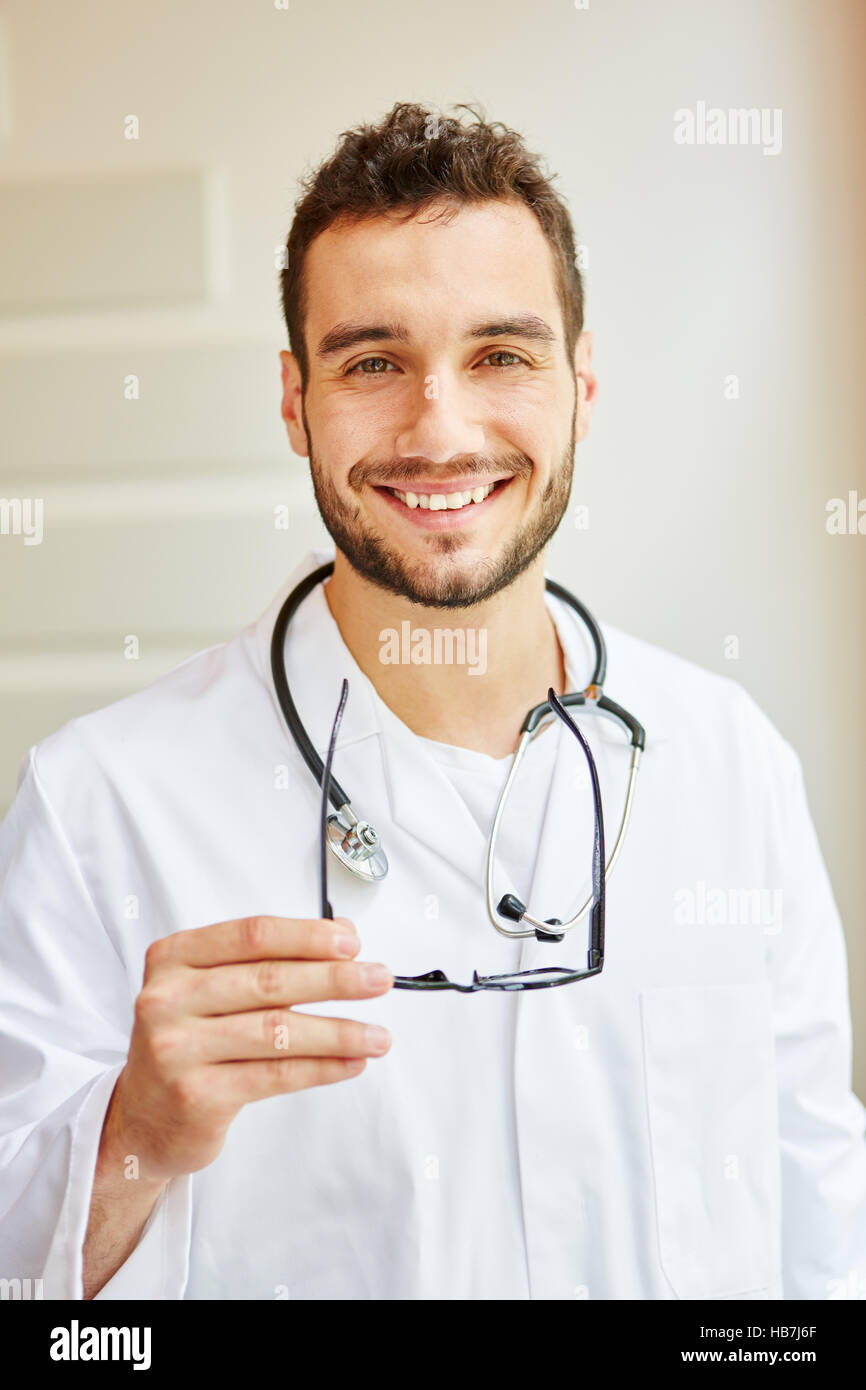 Gentile uomo di successo come medico sorridente con gioia Foto Stock