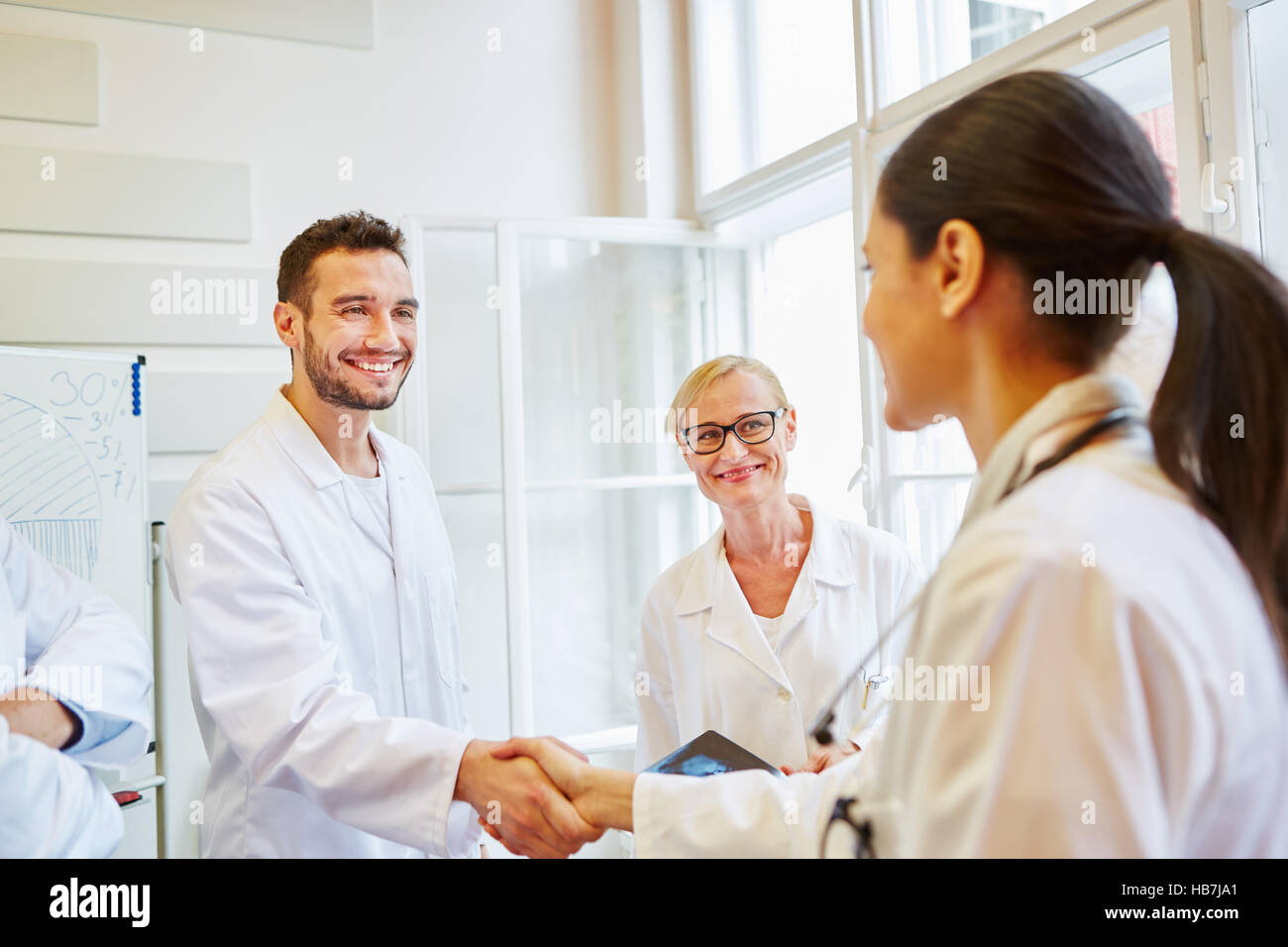 Stretta di mano tra i medici come gesto di congratulazioni Foto Stock