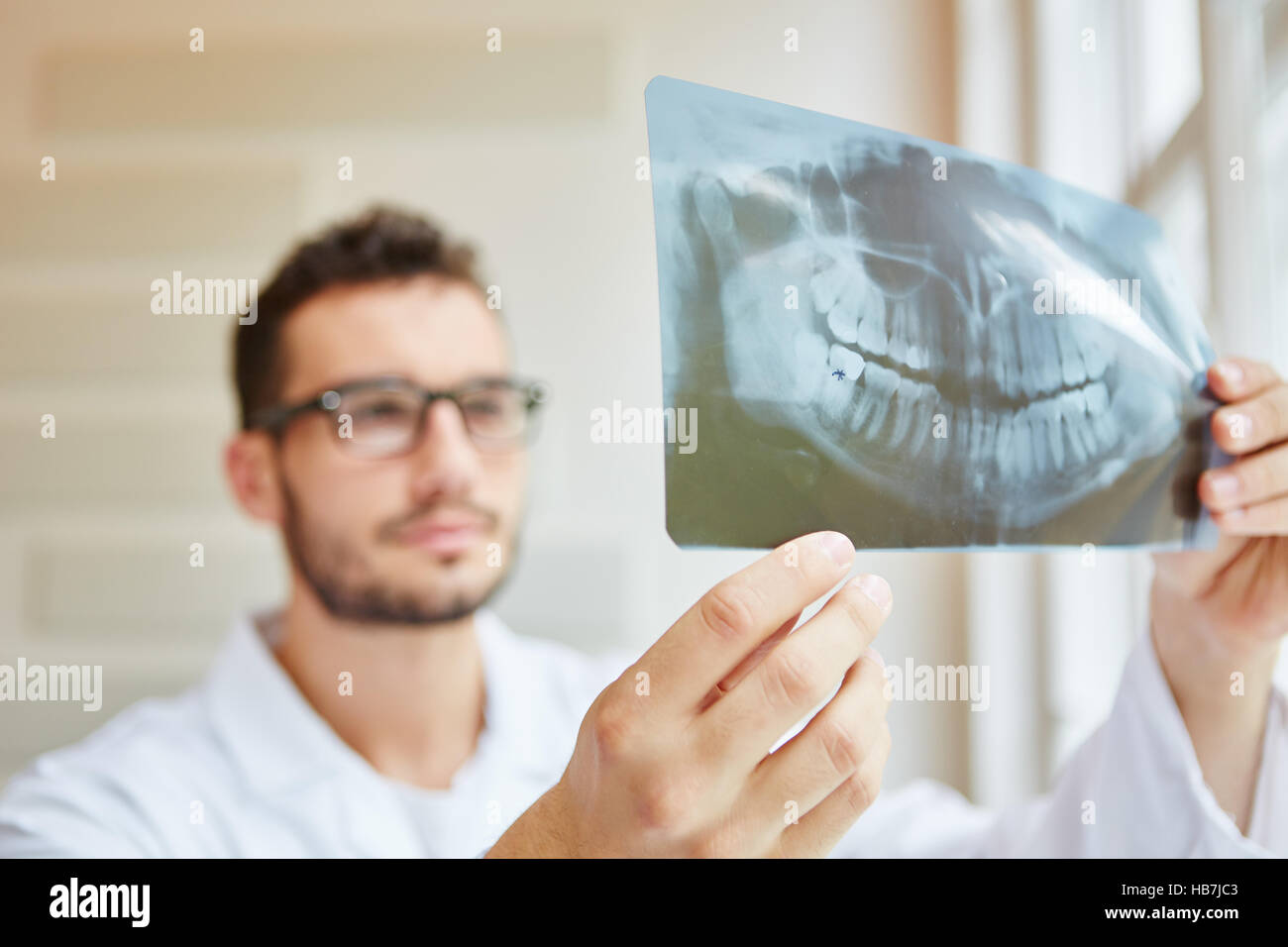 Immagine a raggi X sulle mani del dentista rendendo diagnostic Foto Stock