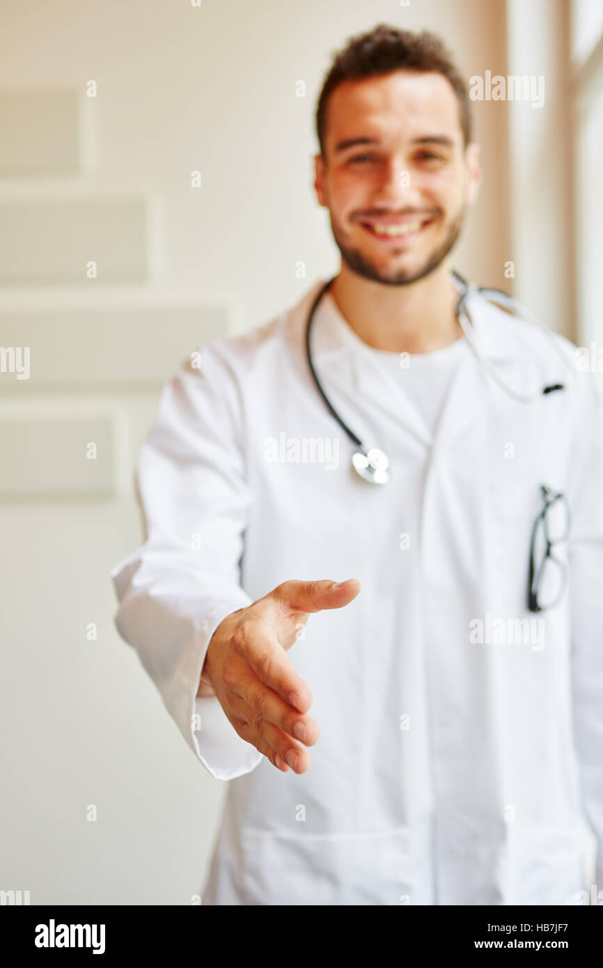 Medico dando handshake per la fotocamera Foto Stock
