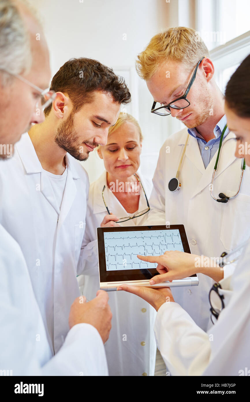 Analisi ECG circa cardiaca sul tablet pc Foto Stock