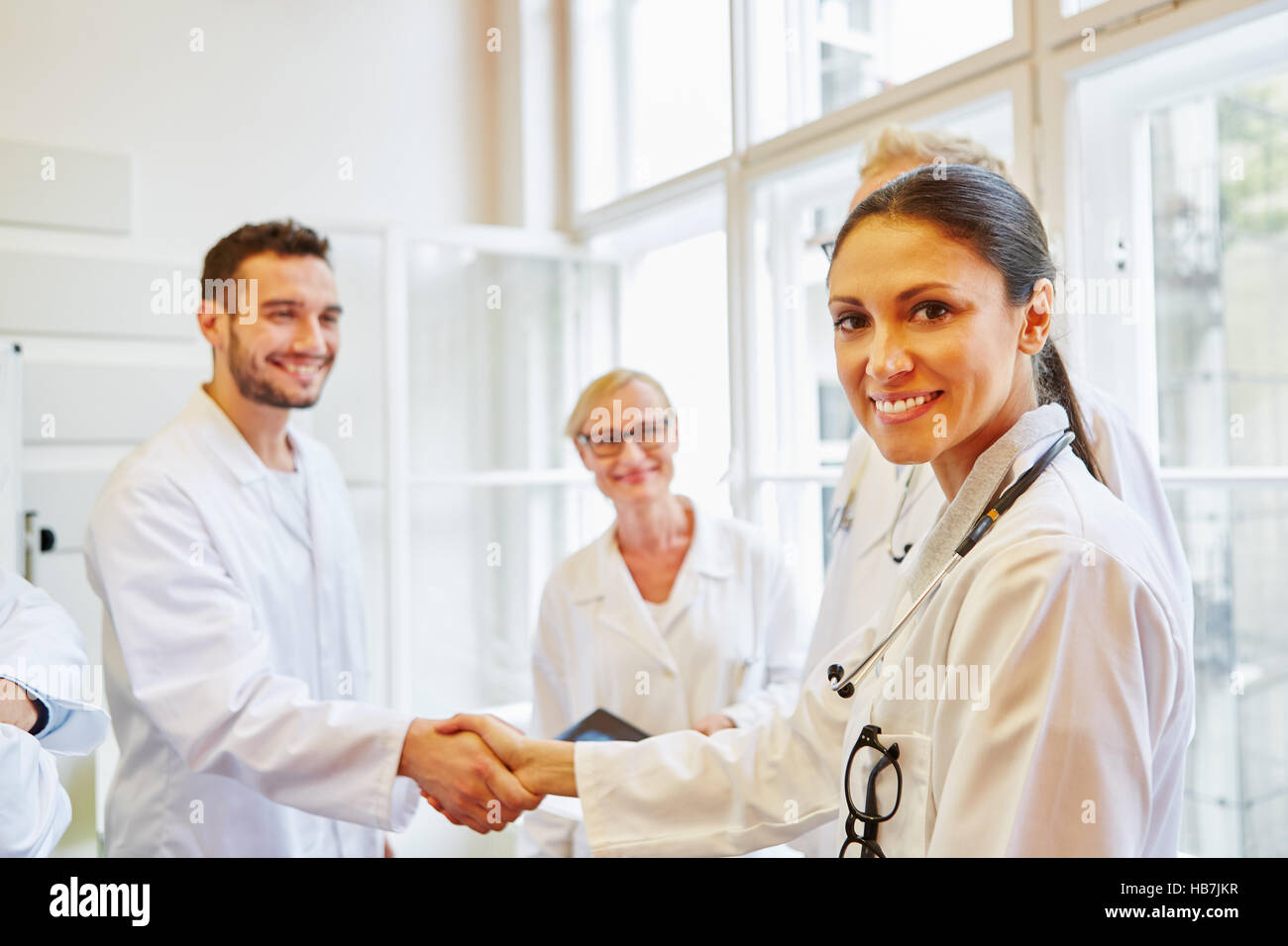 Stretta di mano come congratulazioni tra medici Foto Stock