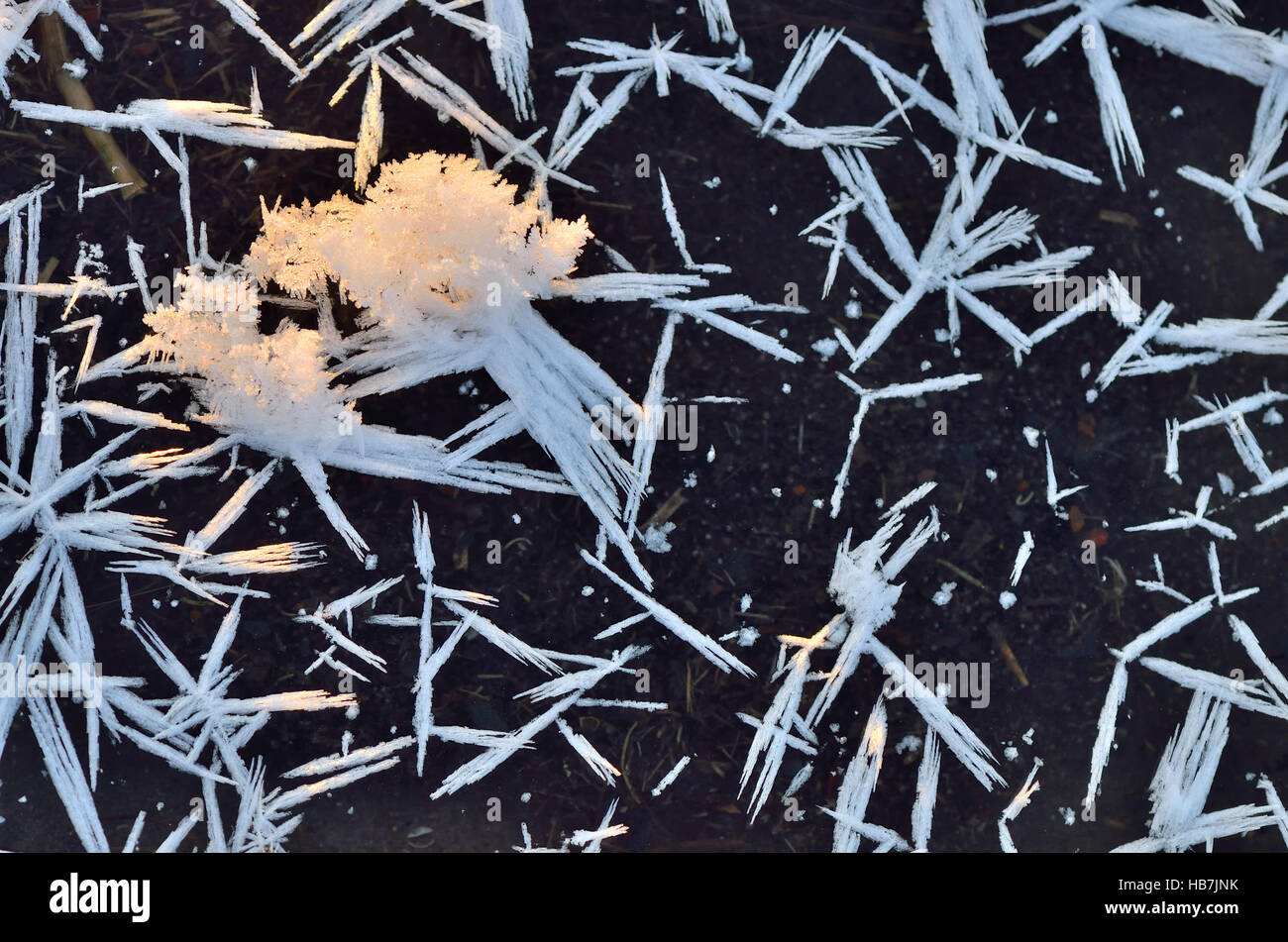 I fiocchi di neve e cristalli di ghiaccio sul lago ghiacciato Foto Stock