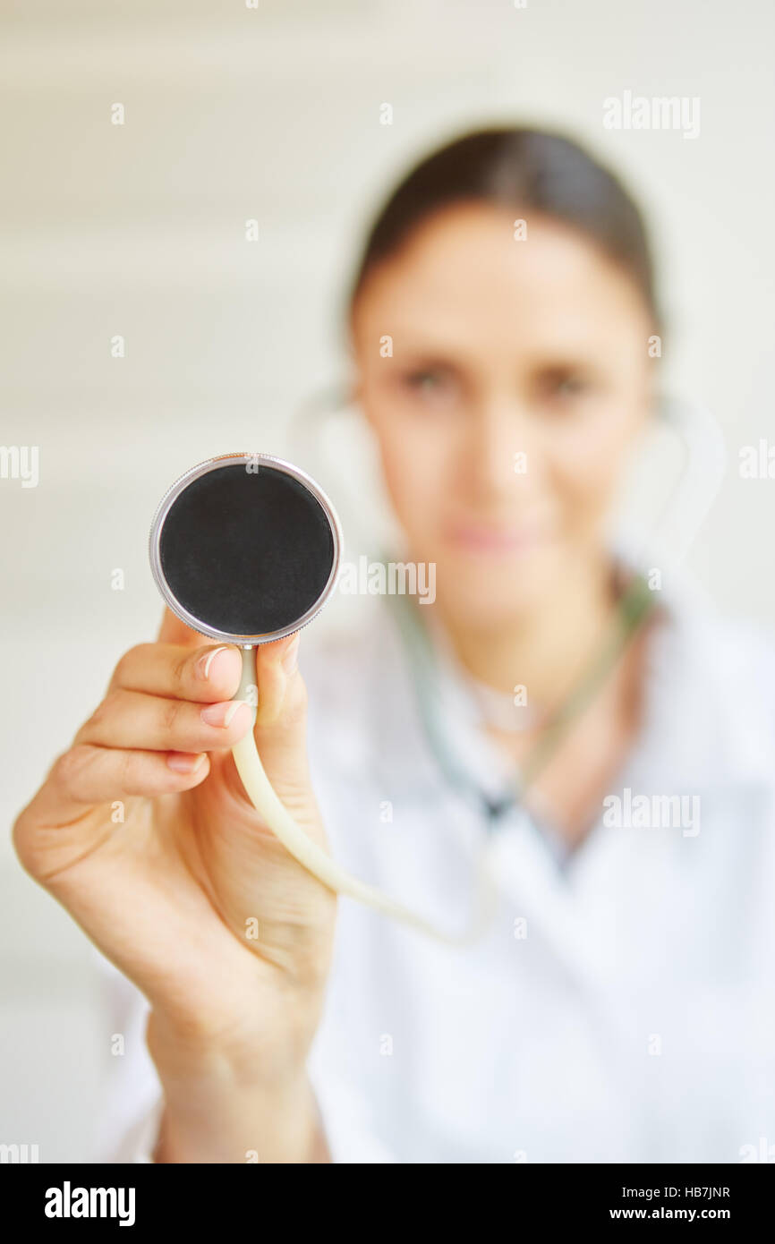Uno stetoscopio come strumento di diagnosi nella professione medica Foto Stock