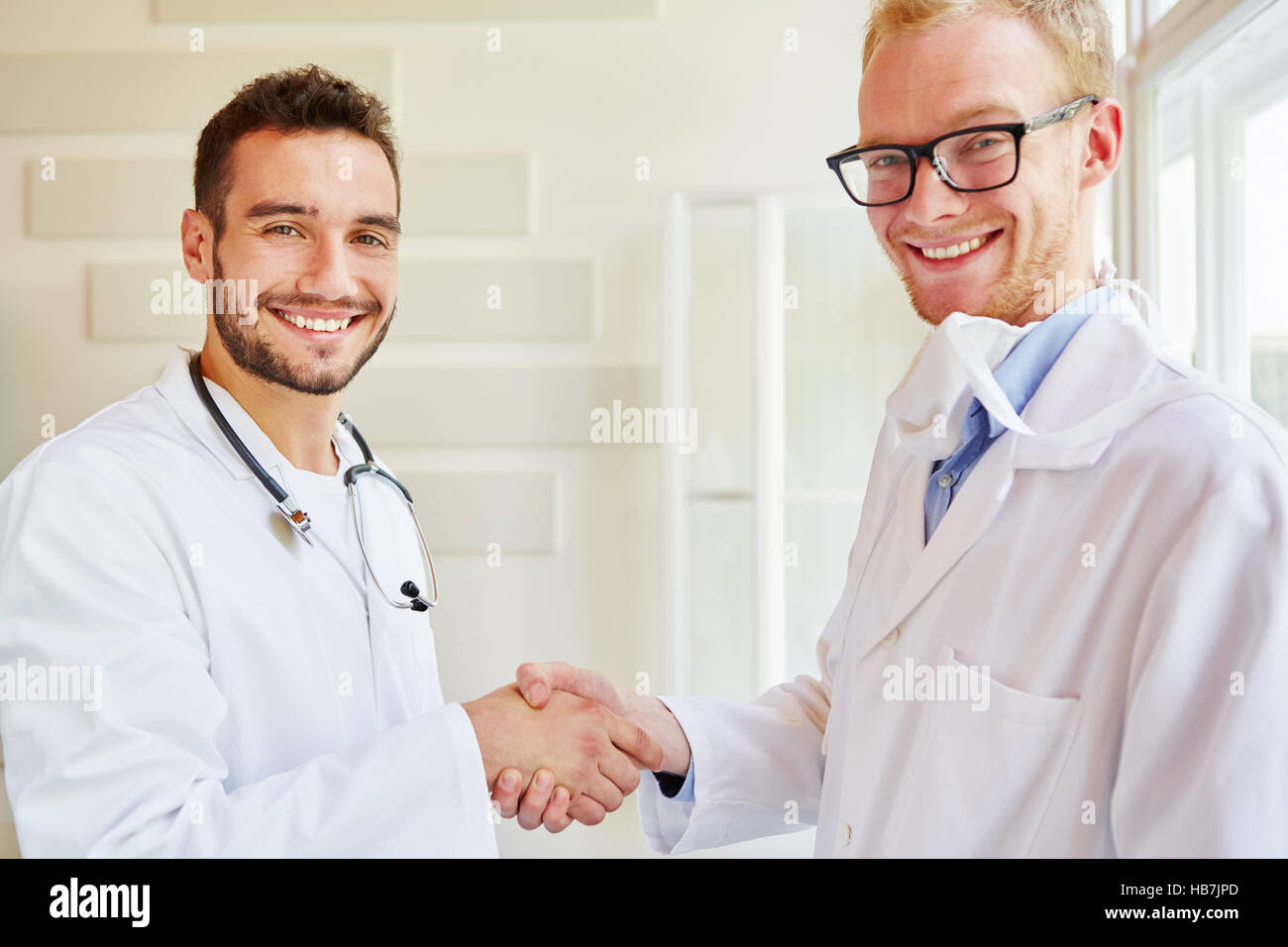 I medici come medici condivisione di handshake di successo Foto Stock
