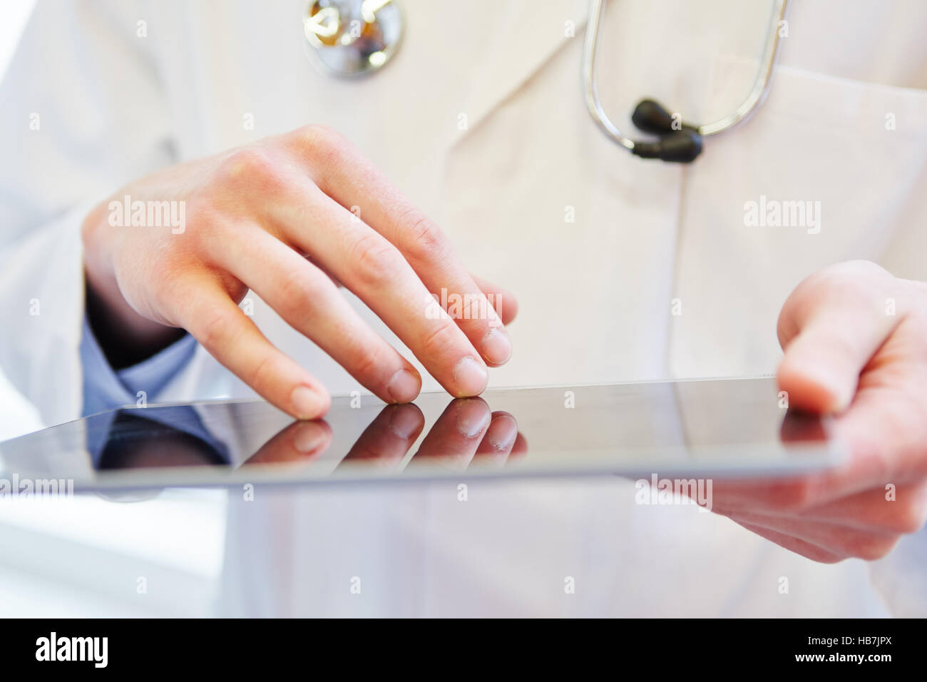 Computer tablet con touchscreen come strumento di comunicazione per la medicina Foto Stock