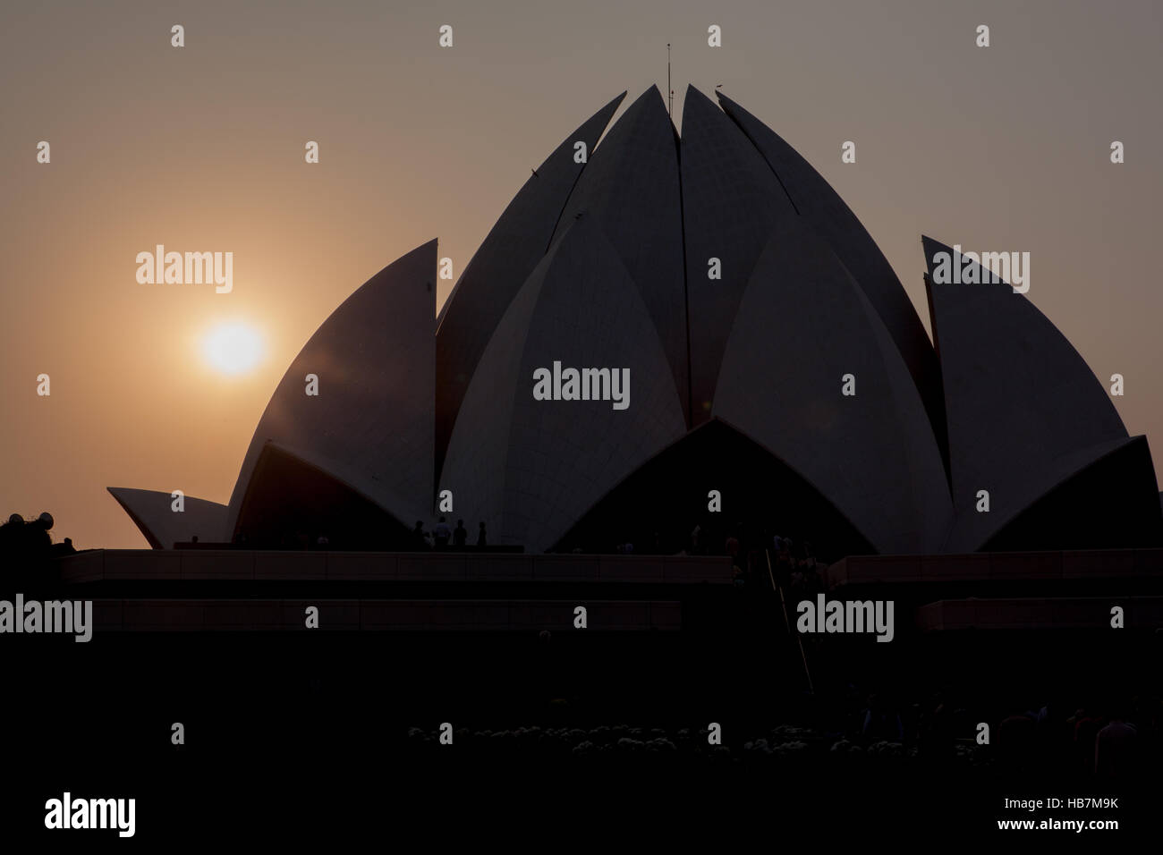 Tempio di Loto, Nuova Delhi, India, stagliano dall'impostazione sun. Foto Stock