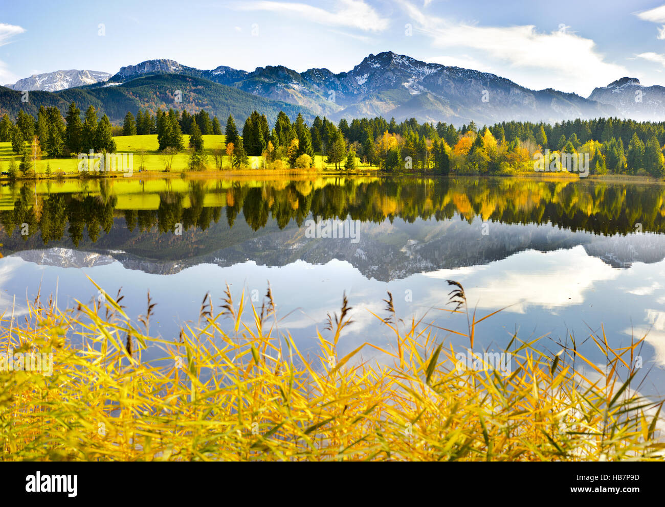 Il lago in Baviera con montagne di mirroring Foto Stock