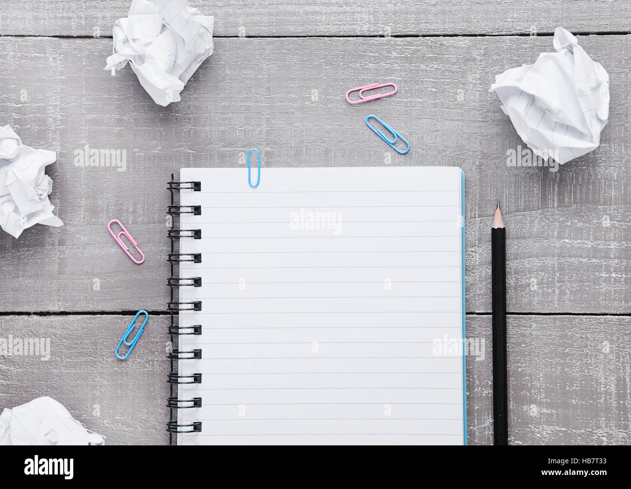 Blank taccuino di scrittura con una matita per idee su sfondo di legno Foto  stock - Alamy