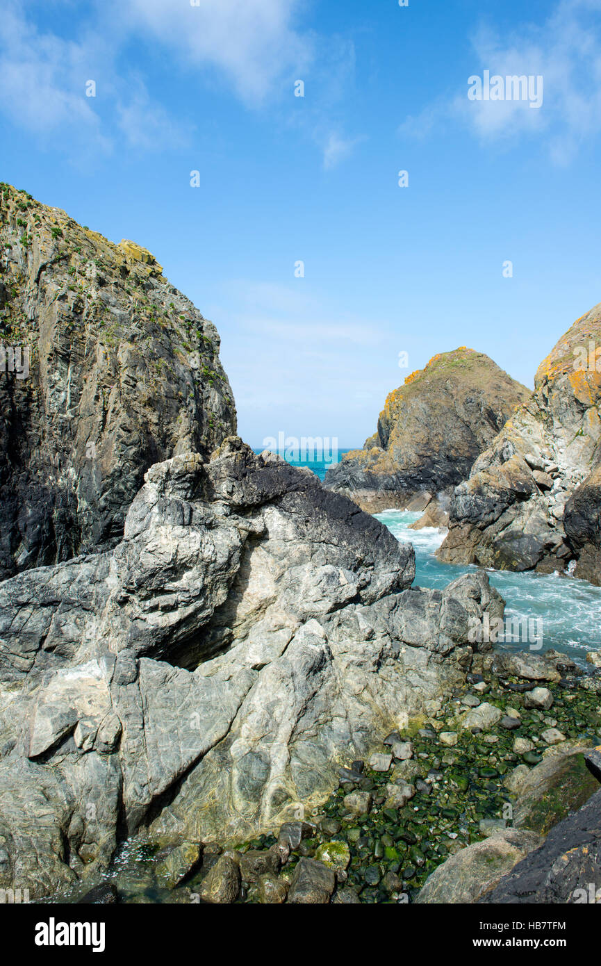 La linea di costa a Mullion Cove, Cornwall, Regno Unito Foto Stock