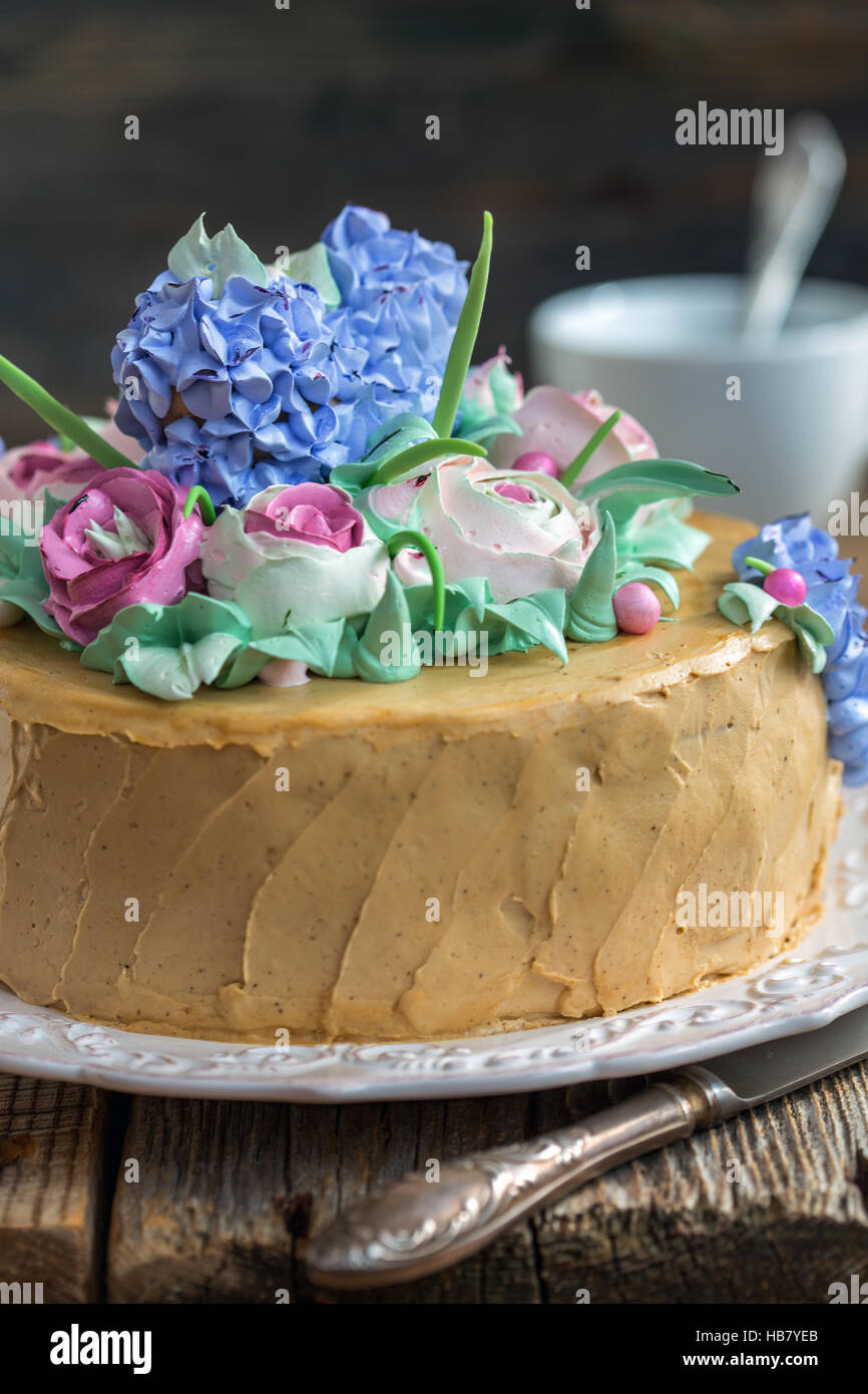 Torta con crema di fiori da vicino. Foto Stock