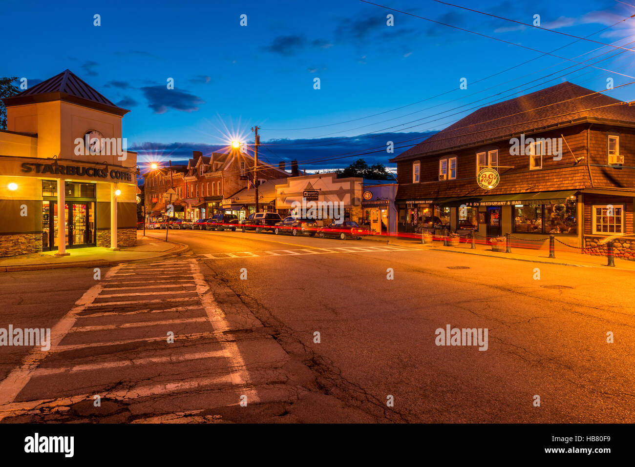 La strada principale di New Paltz NY al tramonto Foto Stock