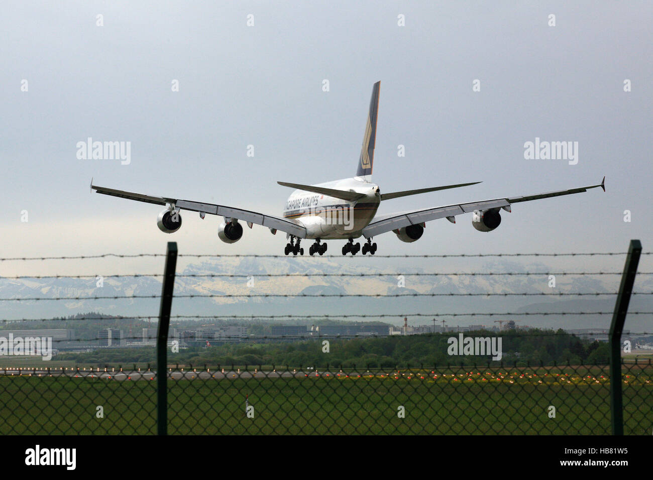Airbus A380 si sta avvicinando Zuerich airport Foto Stock