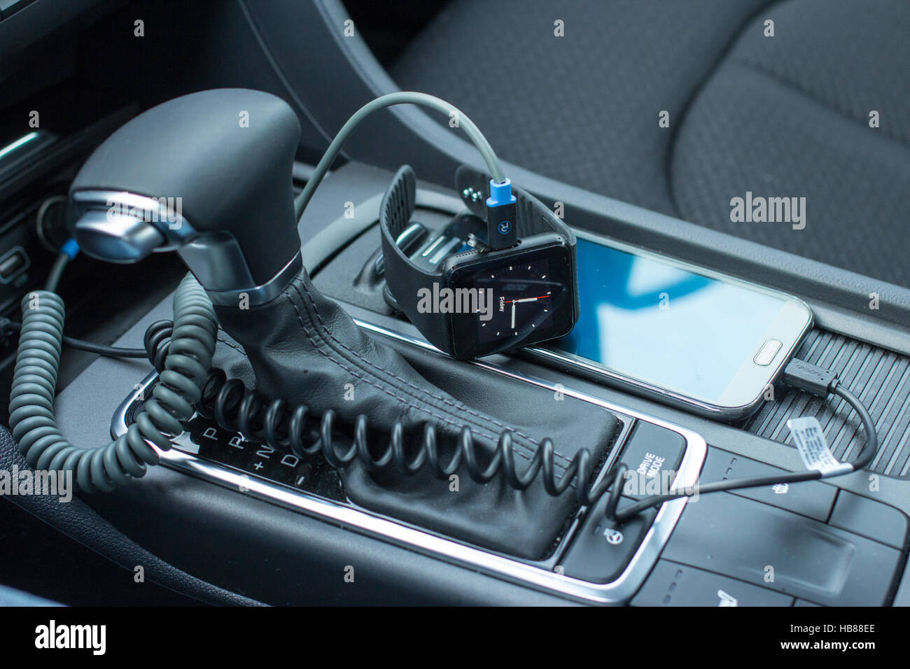 Auto moderna interno con orologio intelligente e smart phone sul cambio. Foto Stock