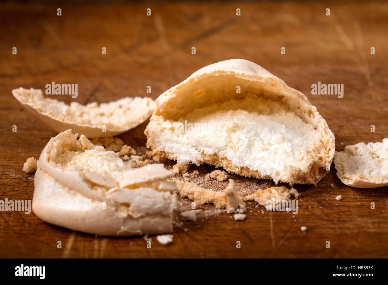 Rotture di meringhe su sfondo di legno - profondità di campo Foto Stock