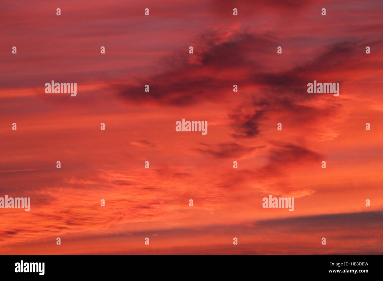 Rosso arancione macchiate di cielo nuvoloso dopo il tramonto, Algovia, Baviera, Germania Foto Stock