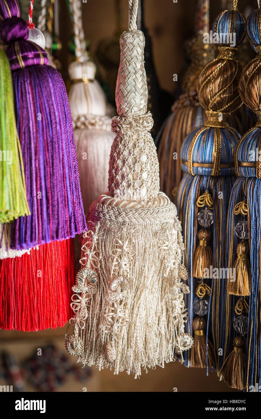 Passementerie, fringe nappe con vari schemi, gamma di colori e stili di fabbricazione, Monaco di Baviera, Germania Foto Stock