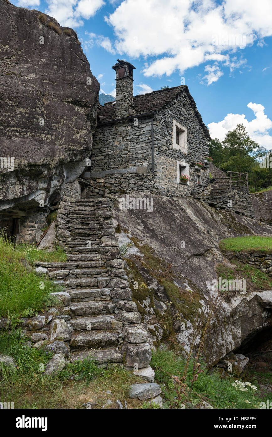 Tipica casa colonica in pietra in Sabbione, Val Bavona, Valle Bavona ...