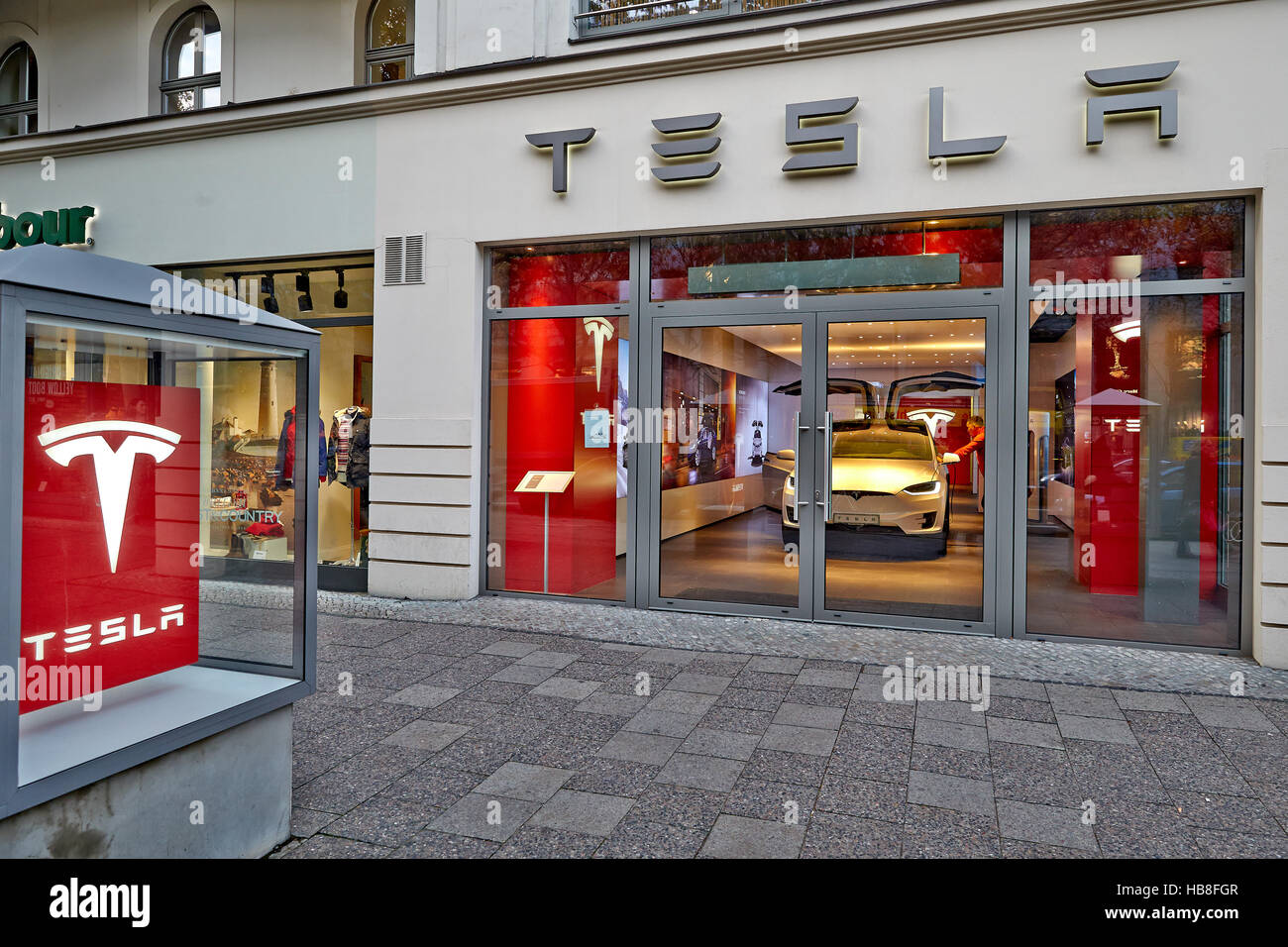 Il display camera con auto, auto elettrica azienda Tesla Motors, Kurfürstendamm di Berlino, Germania Foto Stock