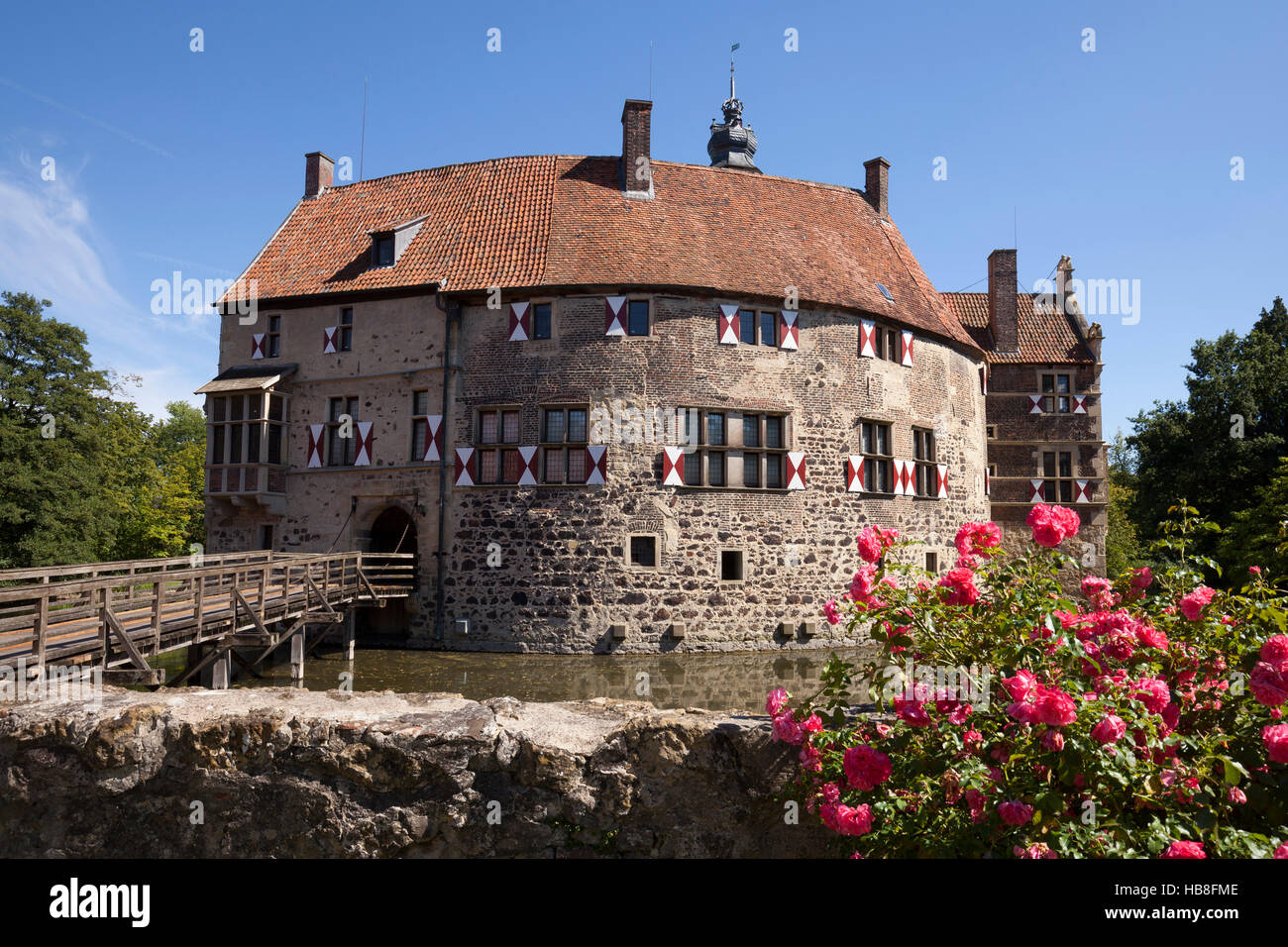 Il castello di Vischering con rose e fossato, Lüdinghausen, Münsterland, Renania settentrionale-Vestfalia, Germania Foto Stock