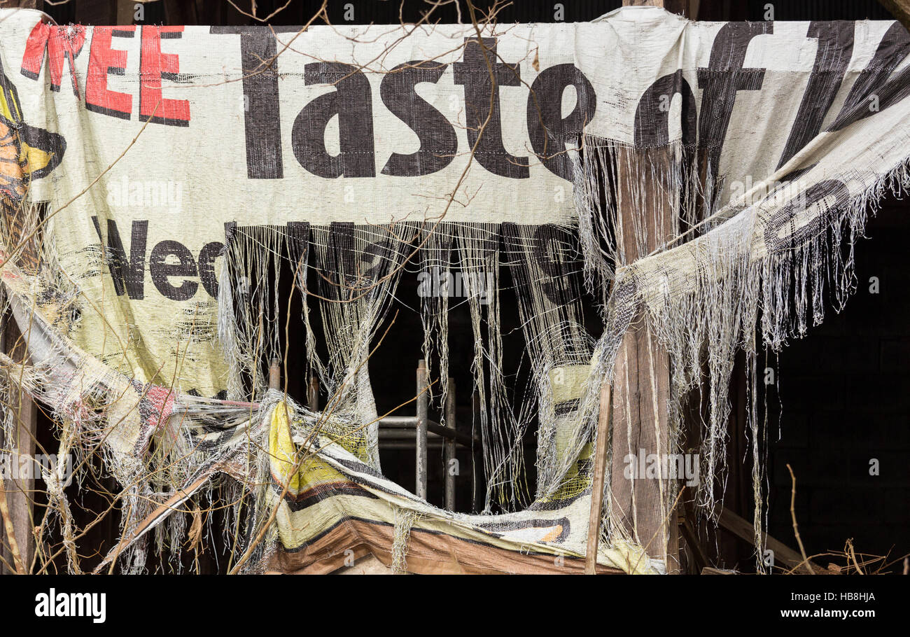 Vecchio annuncio banner al di fuori del bar abbandonati Foto Stock
