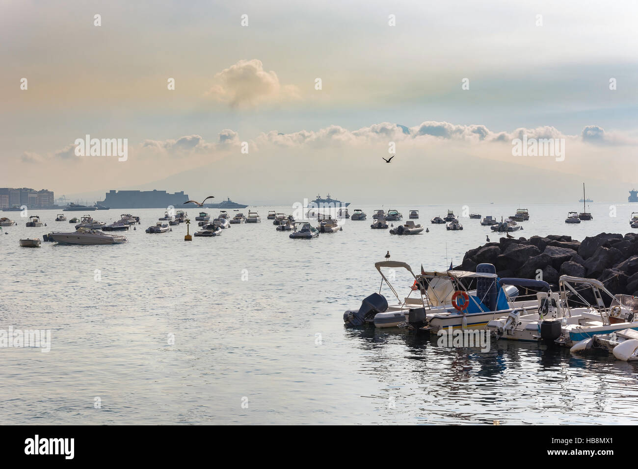 Mattinata nebbiosa vista del porto di Napoli, una delle città più grande in Italia. Foto Stock