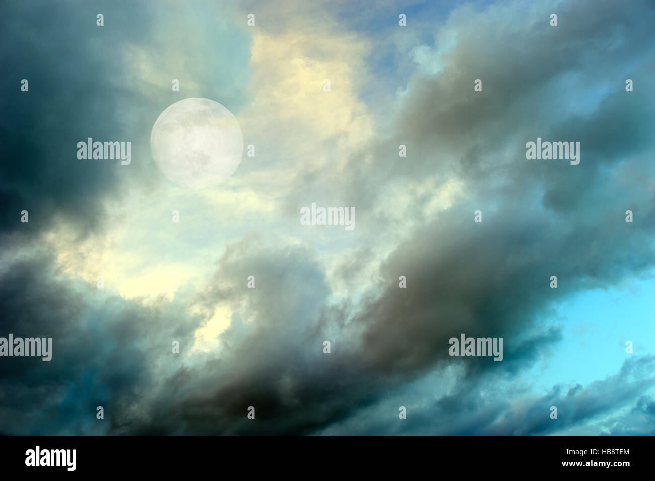 Luna di notte le nuvole del cielo è una vivace fantasia surreale come cloudscape con il celeste etereo Full Moon Rising tra la vibrante wispy clou colorati Foto Stock