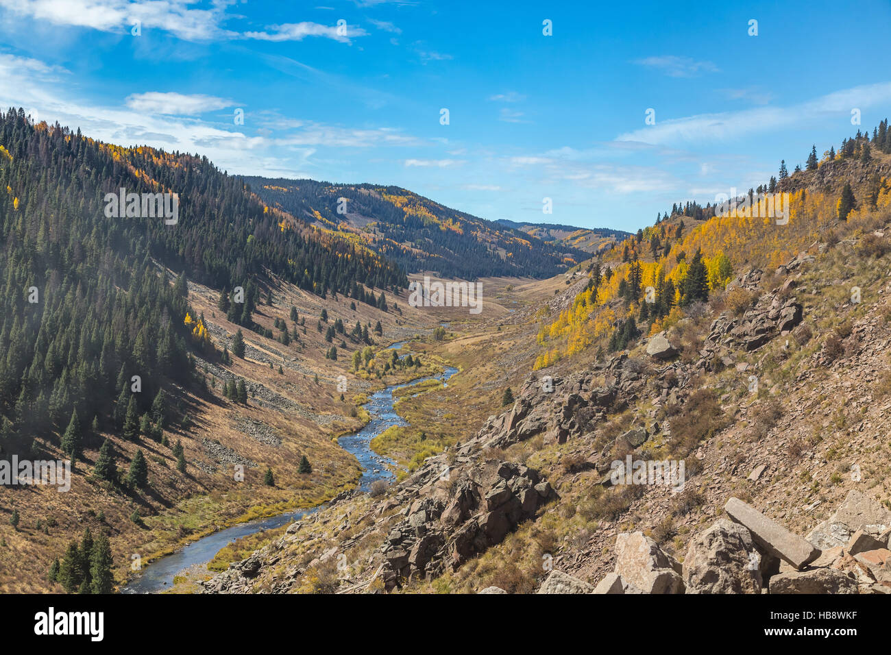 Paesaggio di montagna con flussi, valli e colorati alberi lungo un percorso in treno da Chama, Nuovo Messico a Antonito, Colorado Foto Stock