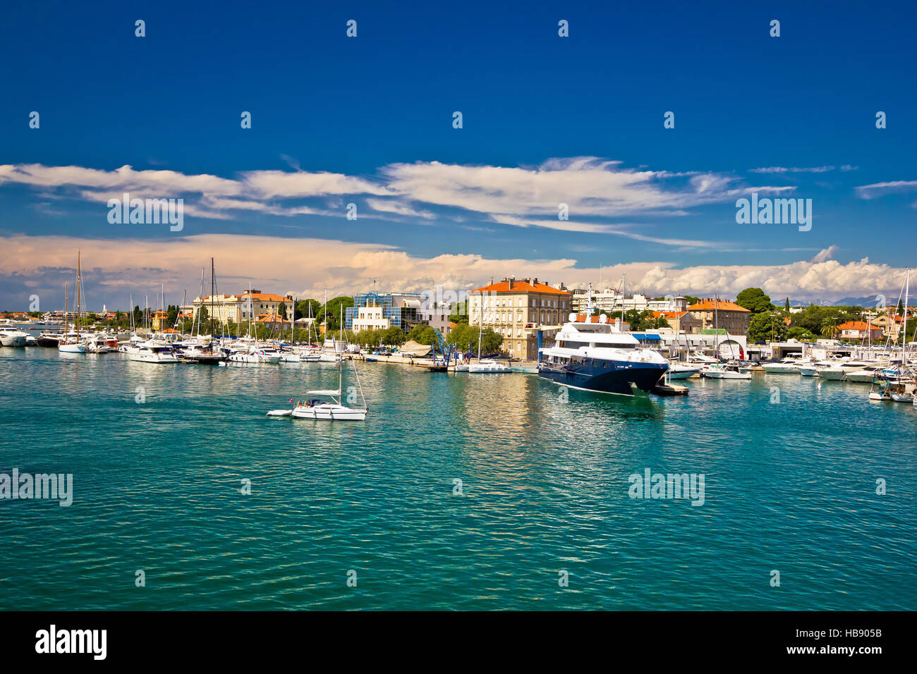 La città di Zadar e vista sul porto Foto Stock