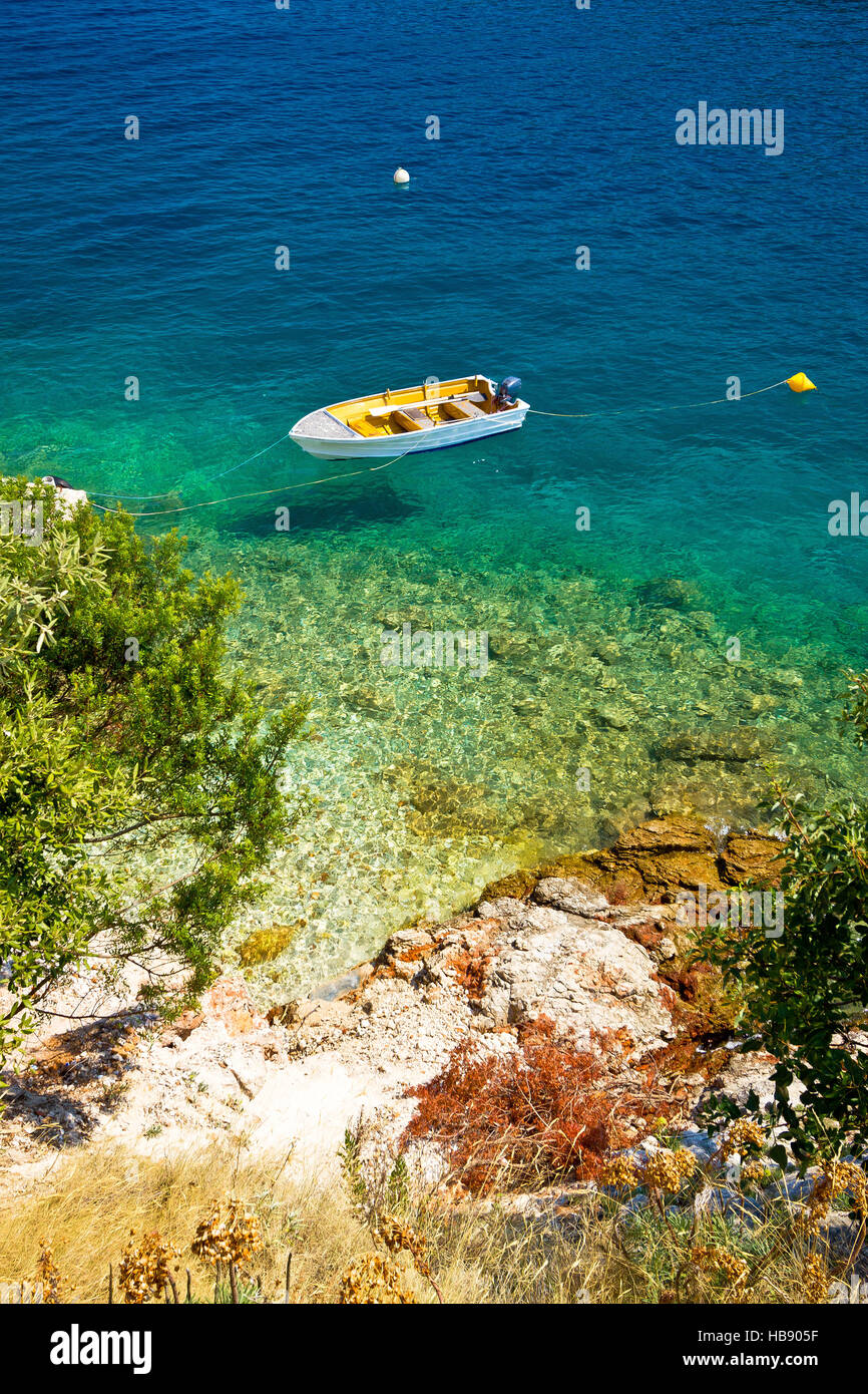 Barca solitaria sulla spiaggia idilliaca Foto Stock