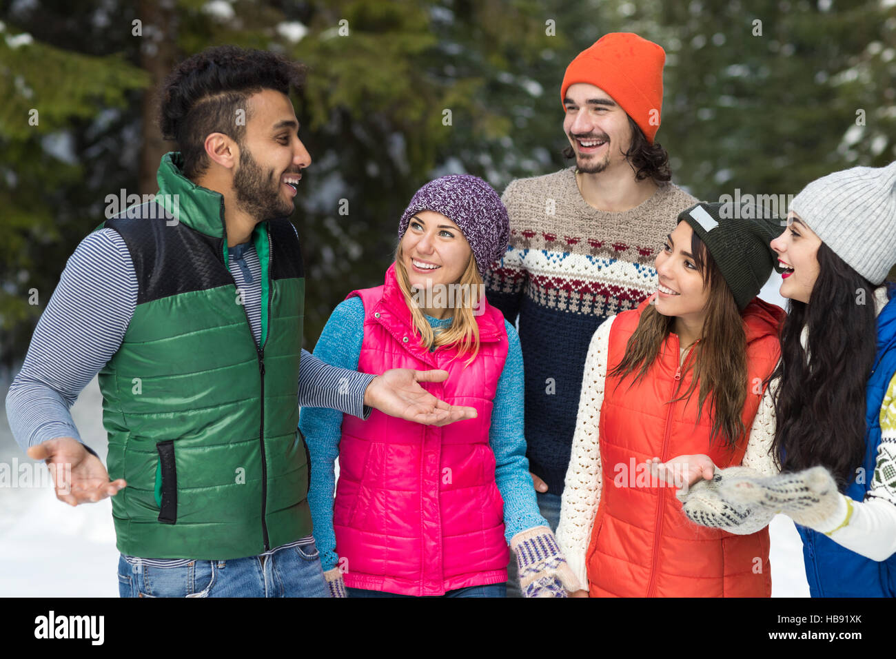 Gruppo persone foresta di neve sorridenti giovani amici passeggiate invernali all'aperto Foto Stock