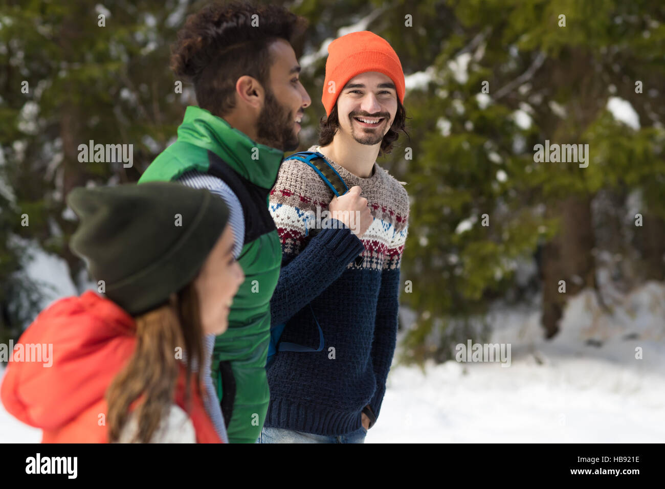 Gruppo persone foresta di neve sorridenti giovani amici passeggiate invernali all'aperto Foto Stock