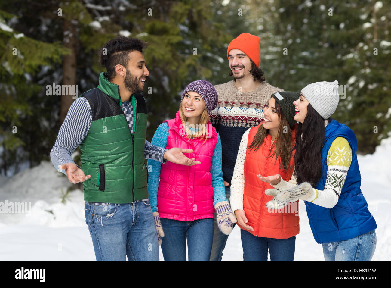 Gruppo persone foresta di neve sorridenti giovani amici passeggiate invernali all'aperto Foto Stock