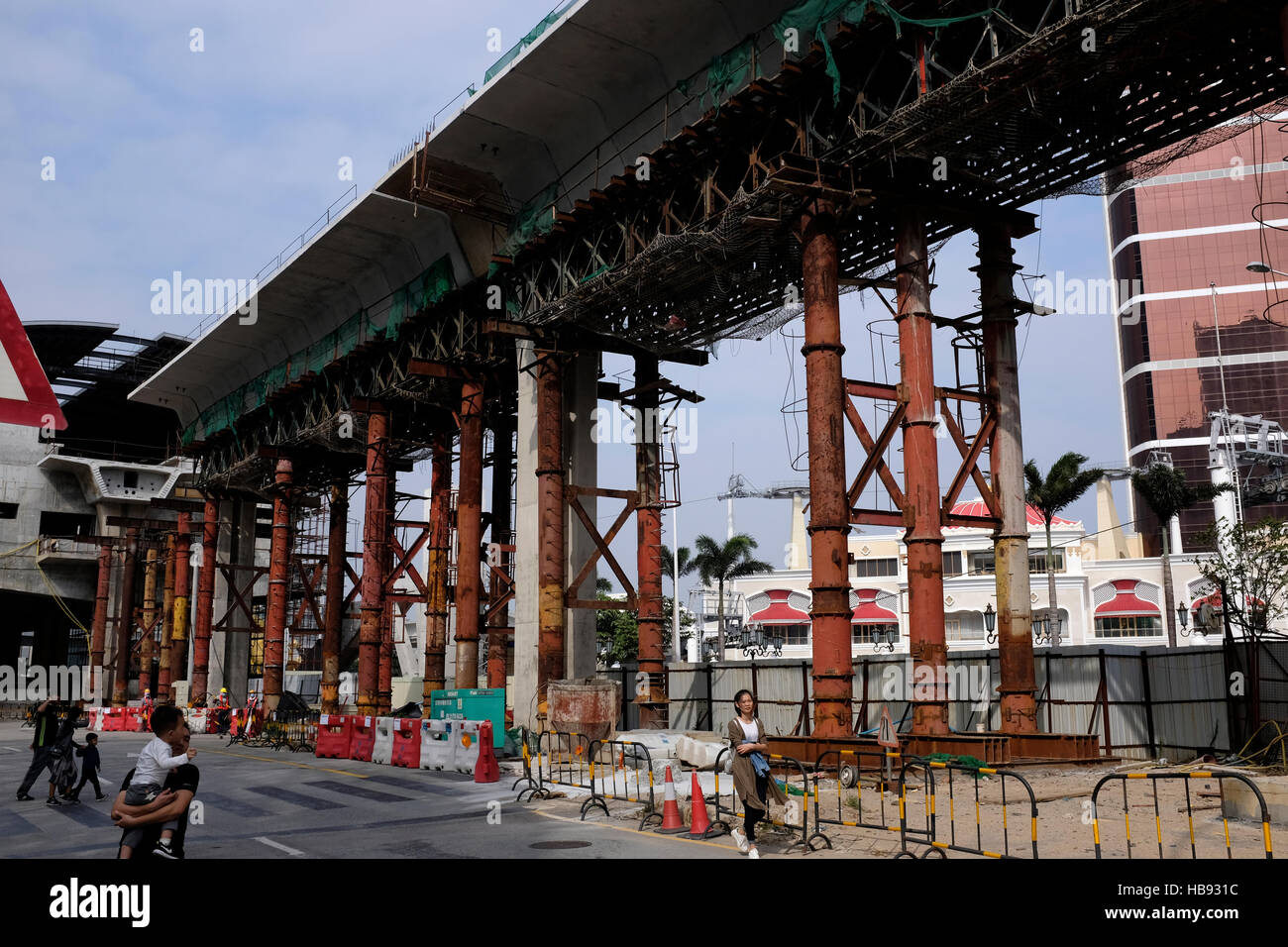 Lavori di costruzione continua sulla ferrovia leggera nella RAS di Macao, Cina Foto Stock