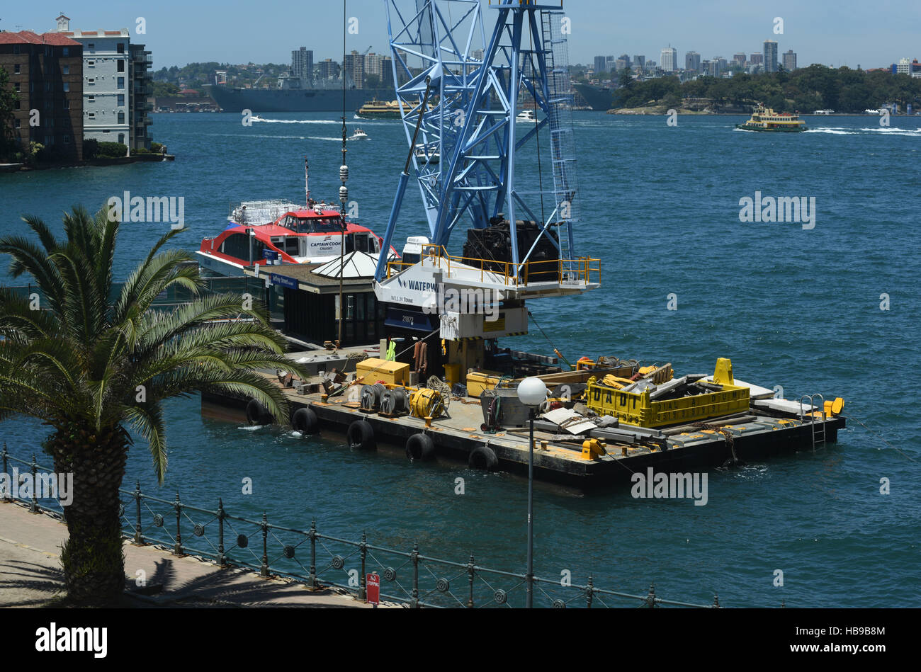 Sydney, Australia - Costruzione barge al lavoro su Jeffrey Street Wharf, Sydney Harbour. Foto Stock