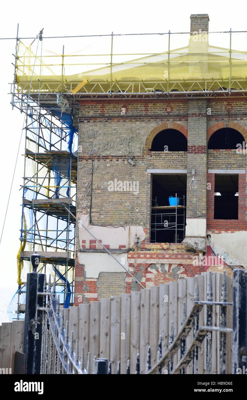 Vecchio edificio con un ponteggio in fase di ripristino Foto Stock