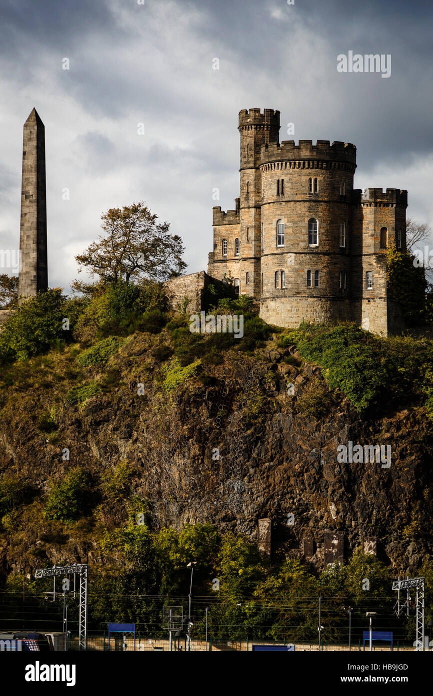 Il Calton Hill Monumento Nelson e osservatorio con cielo tempestoso, Edimburgo, Scozia Foto Stock