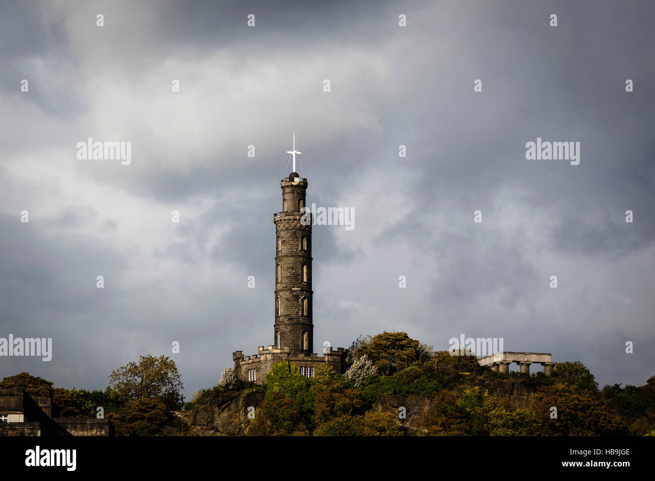Il Monumento Nelson su Calton Hill, Edimburgo, Scozia, con cielo tempestoso dietro. Foto Stock