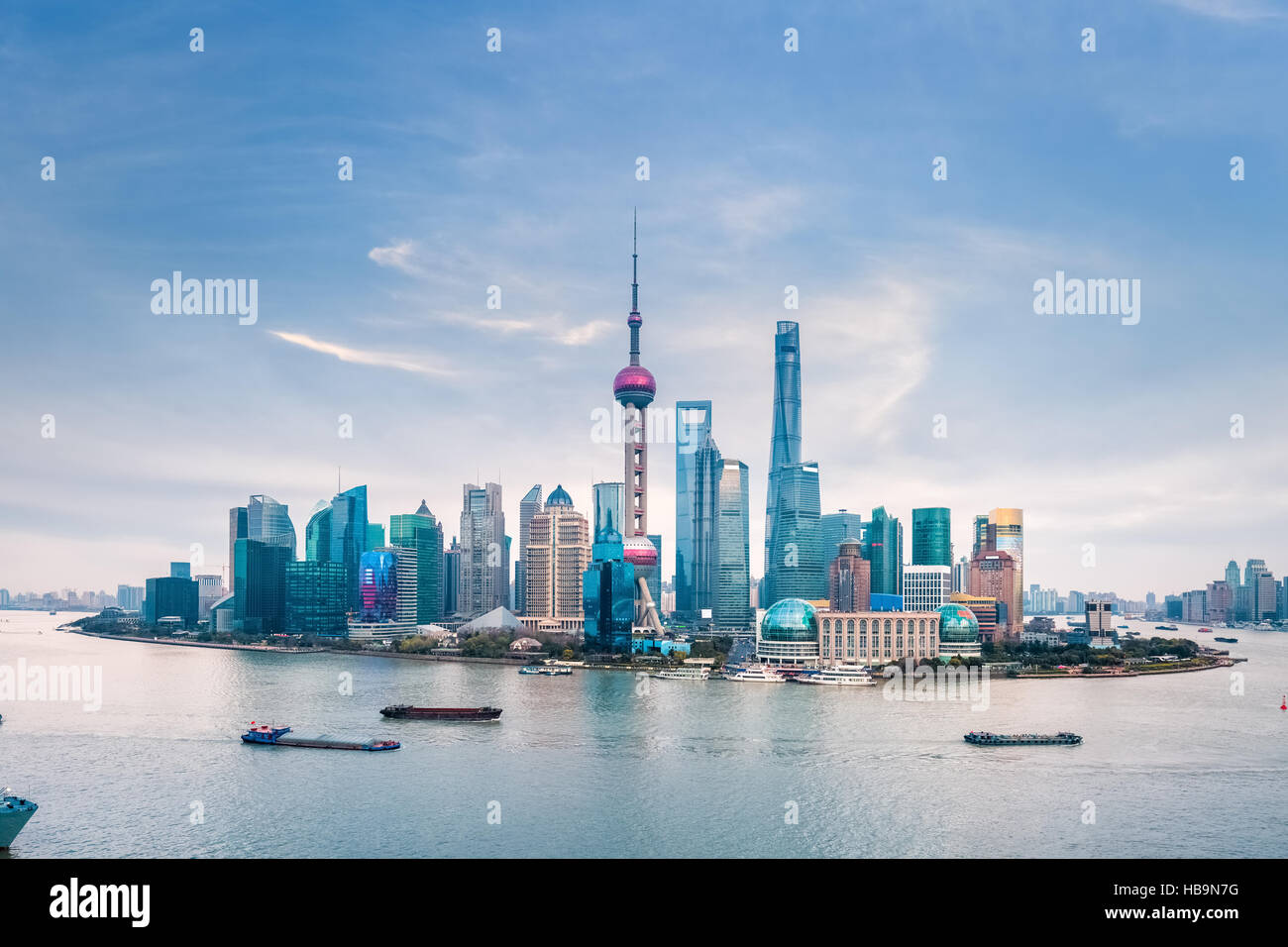 Lo skyline di Shanghai al crepuscolo Foto Stock