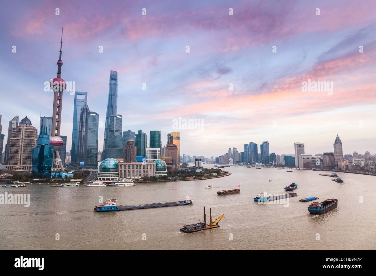 Shanghai al crepuscolo Foto Stock