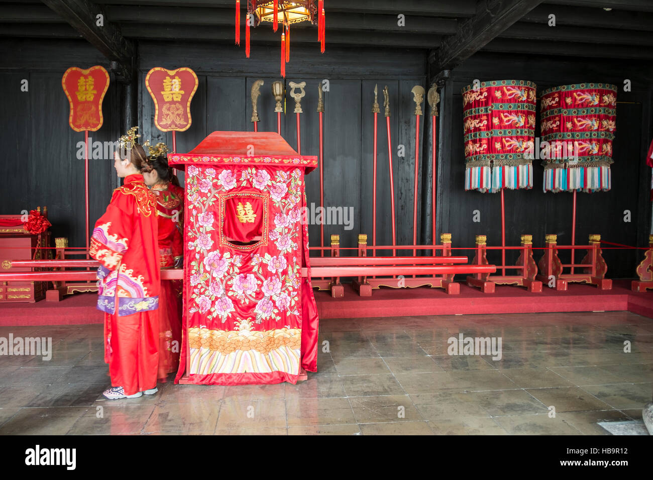 Una vetrina in camera l'antica preparazione di nozze articoli in un atrio a Wuzhen, Zhejiang, Cina Foto Stock