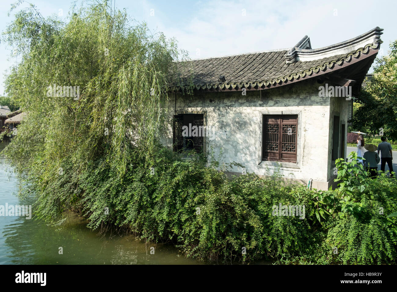 Antica casa vicino al fiume in Wuzhen Città, Provincia dello Zhejiang, Cina Foto Stock