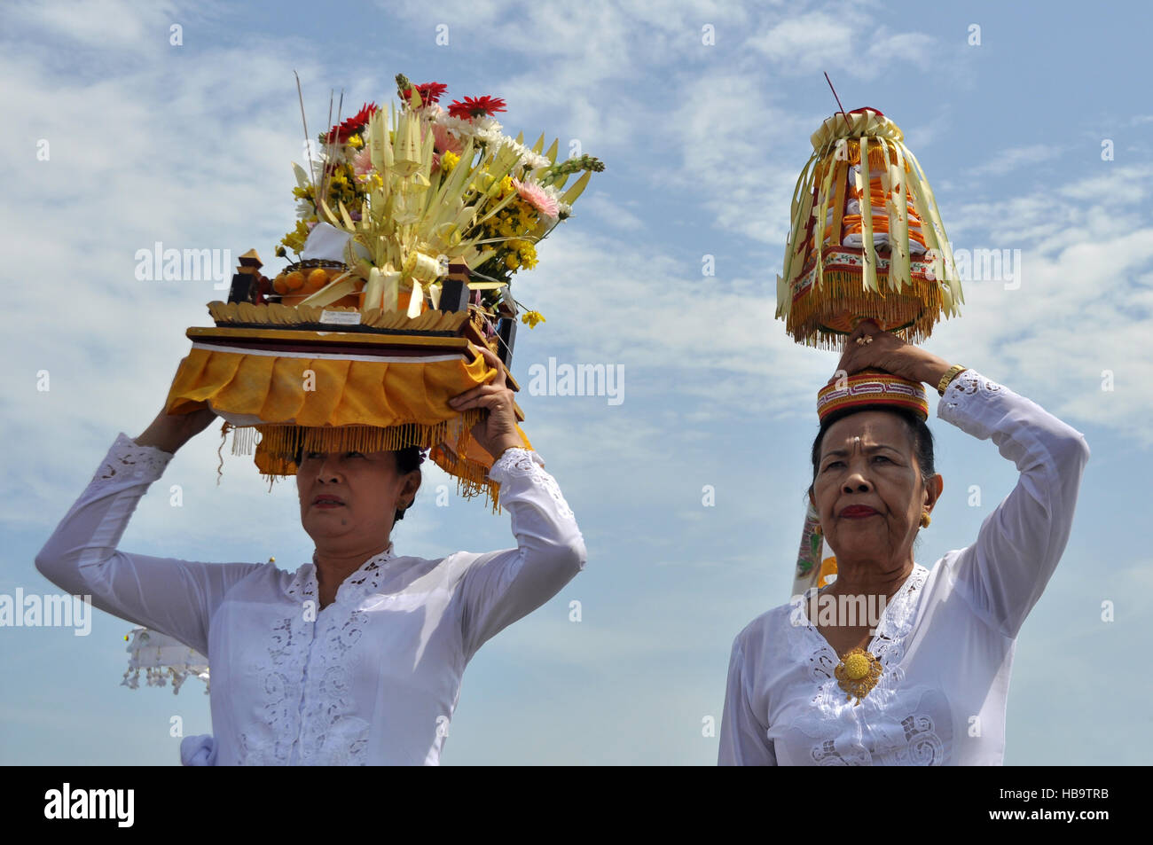 Bali, Indonesia - 20 Marzo 2015 : donna Balinese in abiti tradizionali che trasportano il cerimoniale offerte sulla sua testa durante il Nyepi Day a Bali - Indonesi Foto Stock