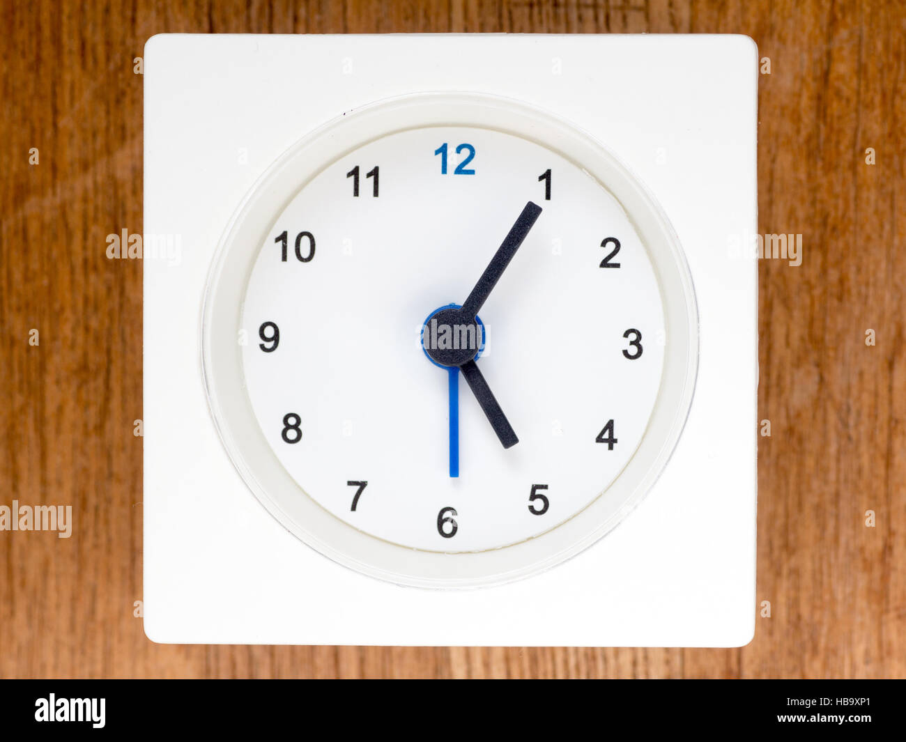 La seconda serie di sequenza di tempo sul semplice bianco orologio analogico , 41/96 Foto Stock