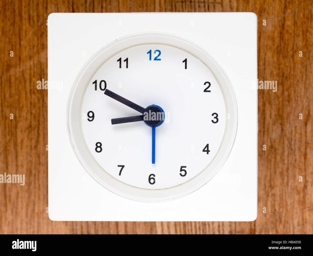 La seconda serie di sequenza di tempo sul semplice bianco orologio analogico , 71/96 Foto Stock